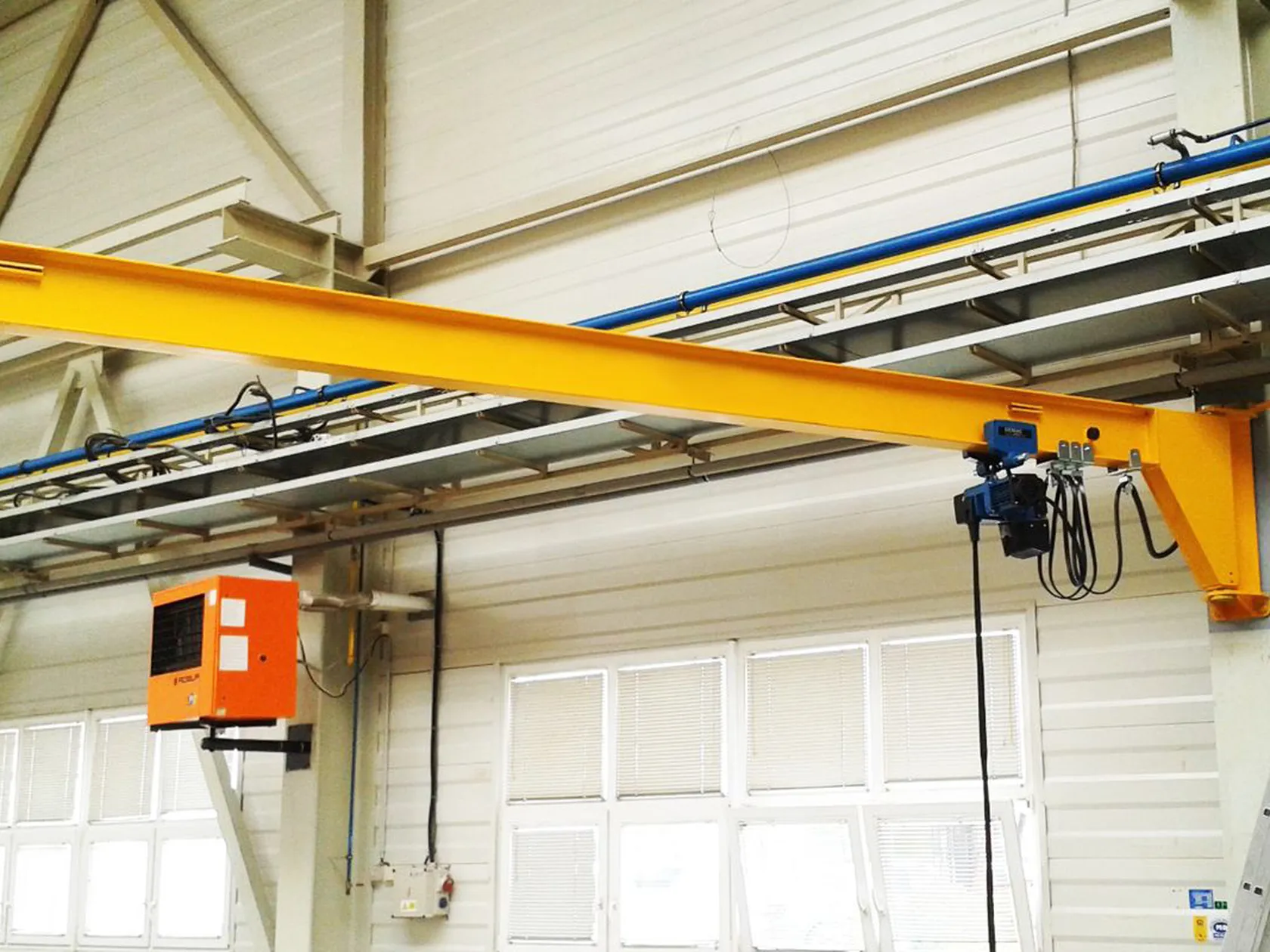 Настенный ручной 